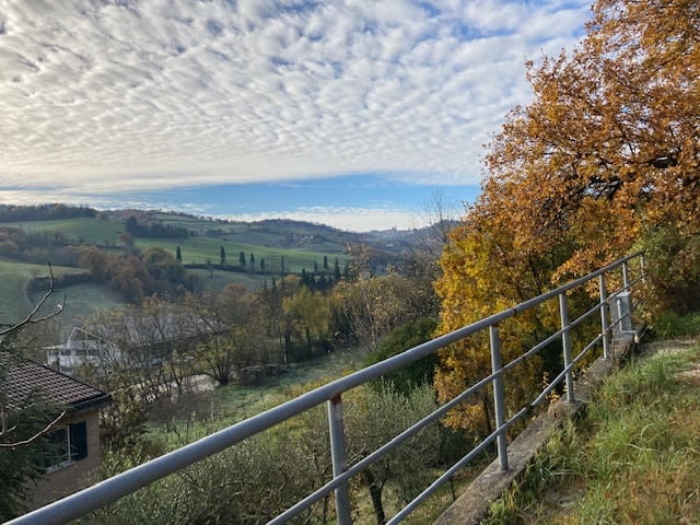 Vendesi a 3 Km dal centro storico di Urbino terreno edificabile già urbanizzato - immagine 1