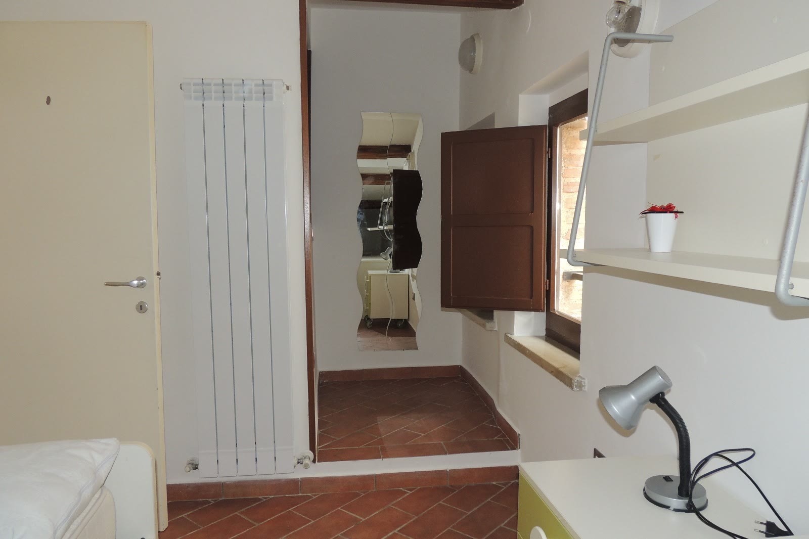 Vendesi appartamentino ristrutturato sito al terzo piano in pieno centro ad Urbino - immagine 2