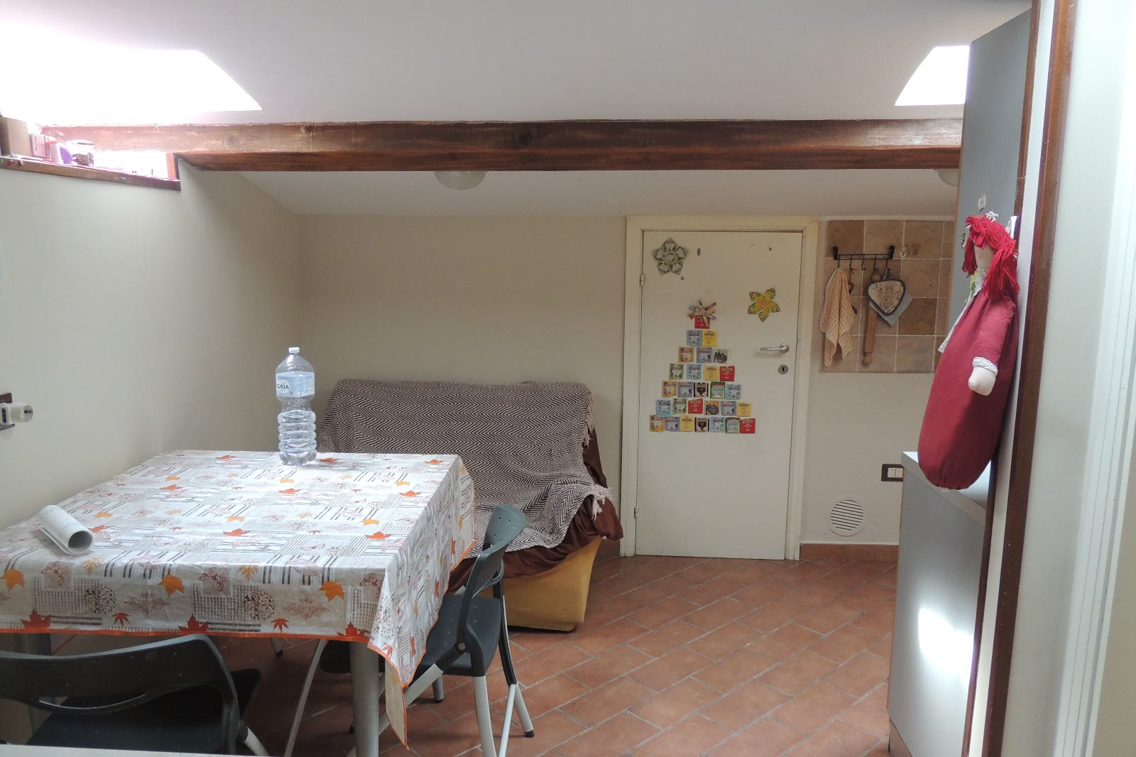 Vendesi appartamentino ristrutturato sito al terzo piano in pieno centro ad Urbino - immagine 3